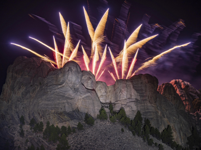 BuccaneersFan.com After more than 10 years fireworks return to Mount Rushmore with President Trump.